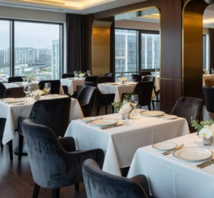 Spațiu integrat cu mese de dining și mese de poker la Dinner and Cards Club