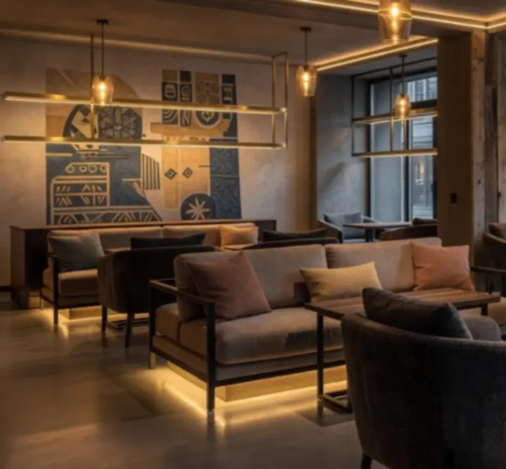Lounge modern cu mese fine dining și lumină caldă la Dinner and Cards Club
